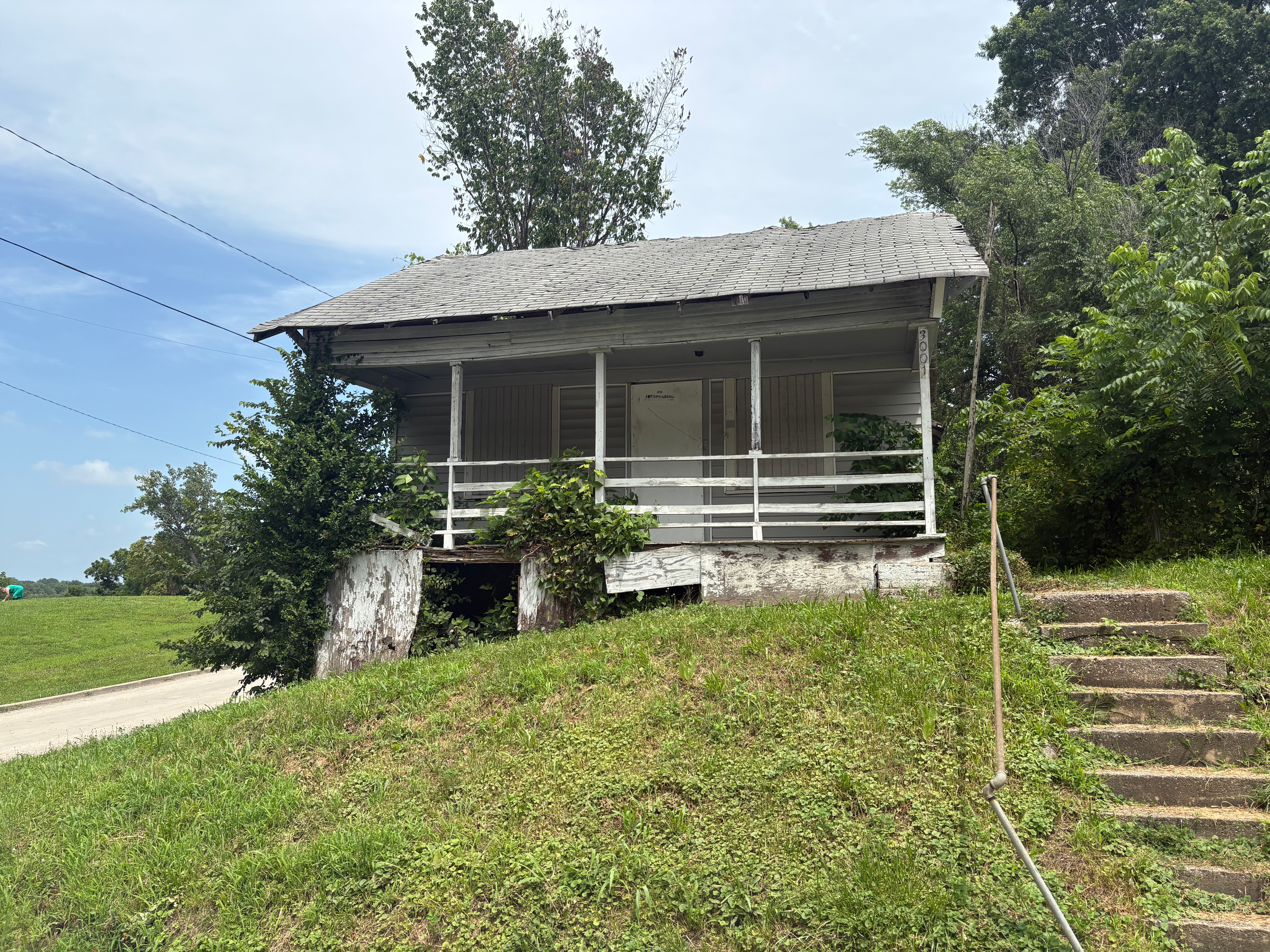 3001 CYPRESS AVE